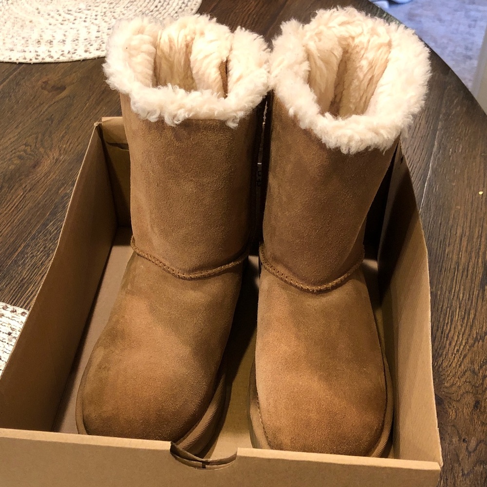 9 UGG bailey bow girls winter boots
Like NEW very Clean 
No box no scuffs, marks